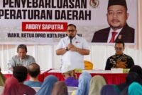 Wakil Ketua DPRD Kota Pekanbaru Andry Saputra Disambut Antusias Masyarakat Saat Penyampaian Perda. (Dok. DPRD Pekanbaru)