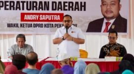 Wakil Ketua DPRD Kota Pekanbaru Andry Saputra Disambut Antusias Masyarakat Saat Penyampaian Perda. (Dok. DPRD Pekanbaru)