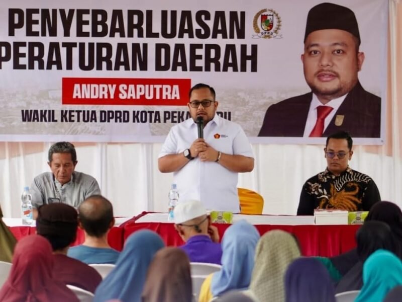 Wakil Ketua DPRD Kota Pekanbaru Andry Saputra Disambut Antusias Masyarakat Saat Penyampaian Perda. (Dok. DPRD Pekanbaru)