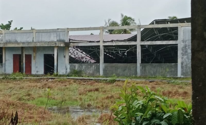 GOR Kebanggaan Desa Ambruk Diterjang Puting Beliung.