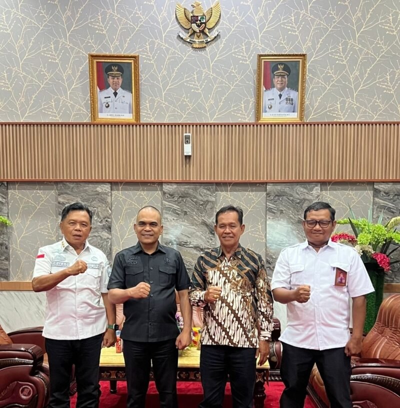 AKBP (Purn) H. Asmar usai melakukan pertemuan dengan Ketua DPRD Provinsi Riau.