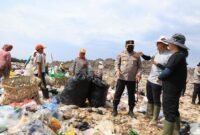 Atasi Persoalan Sampah, Kolaborasi Pemko Pekanbaru - Polda Riau Hadirkan Teknologi Waste to Energy
Jajaran Pemko Pekanbaru bersama Kapolda Riau Irjen Pol Herry Heryawan melakukan peninjauan ke TPA Muara Fajar - Pekanbaru.go.id