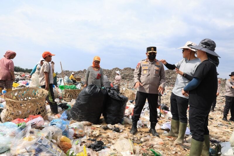 Atasi Persoalan Sampah, Kolaborasi Pemko Pekanbaru - Polda Riau Hadirkan Teknologi Waste to Energy
Jajaran Pemko Pekanbaru bersama Kapolda Riau Irjen Pol Herry Heryawan melakukan peninjauan ke TPA Muara Fajar - Pekanbaru.go.id