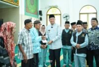 Wabup Muzamil Salurkan Zakat Konsumtif Ramadan, 2.015 Mustahik di Meranti Terima Bantuan.