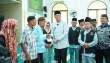 Wabup Muzamil Salurkan Zakat Konsumtif Ramadan, 2.015 Mustahik di Meranti Terima Bantuan.