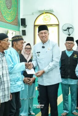 Wabup Muzamil Salurkan Zakat Konsumtif Ramadan, 2.015 Mustahik di Meranti Terima Bantuan