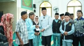 Wabup Muzamil Salurkan Zakat Konsumtif Ramadan, 2.015 Mustahik di Meranti Terima Bantuan.