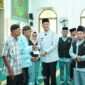 Wabup Muzamil Salurkan Zakat Konsumtif Ramadan, 2.015 Mustahik di Meranti Terima Bantuan.
