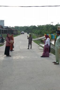 Penghulu Sinaboi Rafika Bersama Staf Turun ke Jalan, Bagikan 200 Porsi Takjil untuk Masyarakat