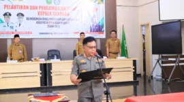 Bupati Kepulauan Meranti, AKBP (Purn) H. Asmar melantik 18 kepala sekolah.