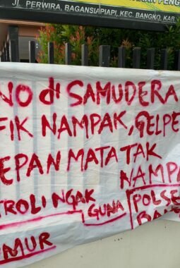 SUMUR Kembali Bentangkan Spanduk Protes : Soroti Dugaan Maraknya Gelper dan Judi Dadu di Kecamatan Bangko