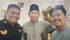Ketua Umum Majelis Kerapatan Adat (MKA) Lembaga Adat Melayu Riau (LAMR) Provinsi Riau, Datuk Seri H. Raja Marjohan Yusuf bersama Panglima BM LMBN Indra Gunawan (kanan) dan Muhammad Tega (kiri)
