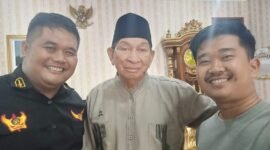 Ketua Umum Majelis Kerapatan Adat (MKA) Lembaga Adat Melayu Riau (LAMR) Provinsi Riau, Datuk Seri H. Raja Marjohan Yusuf bersama Panglima BM LMBN Indra Gunawan (kanan) dan Muhammad Tega (kiri)