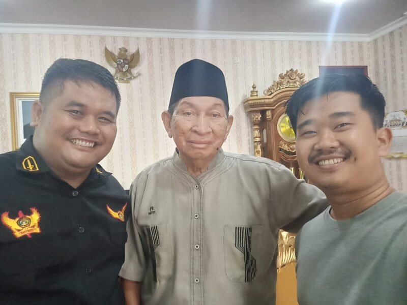 Ketua Umum Majelis Kerapatan Adat (MKA) Lembaga Adat Melayu Riau (LAMR) Provinsi Riau, Datuk Seri H. Raja Marjohan Yusuf bersama Panglima BM LMBN Indra Gunawan (kanan) dan Muhammad Tega (kiri)