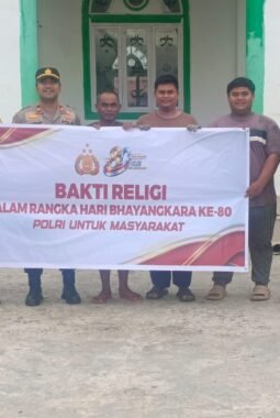 Sambut Hari Bhayangkara Ke-80, Polsek Sinaboi Gelar Bakti Religi Bersihkan Masjid dan Vihara
