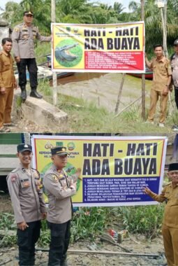 Polsek Sinaboi Pasang Spanduk Imbauan Waspada Buaya di Titik Rawan Konflik Satwa