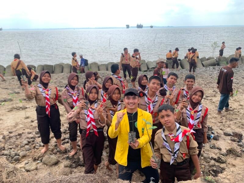 Bupati Siak dan BEM Unilak Kompak Tanam Mangrove: Selamatkan Pesisir Riau dari Abrasi.
