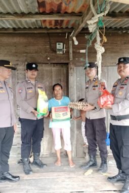 Polsek Sinaboi Gelar Program “Minggu Kasih”, Salurkan Bantuan Sembako untuk Warga Kurang Mampu