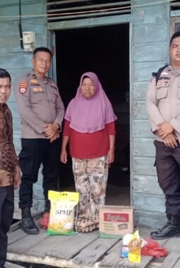 Wujud Kepedulian Polri, Polsek Sinaboi Gelar Sedekah Jumat untuk Warga Kurang Mampu