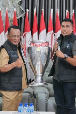 Juara Rayon I dan II Diadu, Bupati H. Bistamam Serahkan Trofi dan Medali kepada PSSI Rokan Hilir