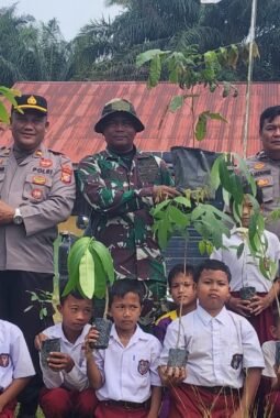 Tanam 100 Pohon, Polsek Simpang Kanan Dukung Program 1 Juta Pohon Kapolda Riau
