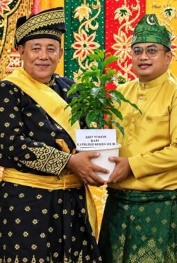 Dikukuhkan Sebagai Ketua MKA LAM Rohil, H. Fuad Ahmad Terima Bibit Pohon dari Kapolres Rokan Hilir