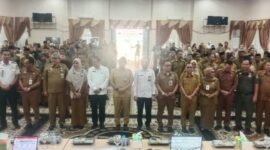 PESERTA SOSIALISASI: Sekretaris Daerah Kabupaten Rokan Hilir, H. Sarman Syahroni, S.T., M.IP., bersama jajaran Forkopimda, pejabat Pemkab Rohil, narasumber BPKP dan DJP Riau, serta para Datuk dan Datin Penghulu se-Kabupaten Rokan Hilir berfoto bersama pada kegiatan Sosialisasi Pemanfaatan Aplikasi Siskeudes Tahun 2026.