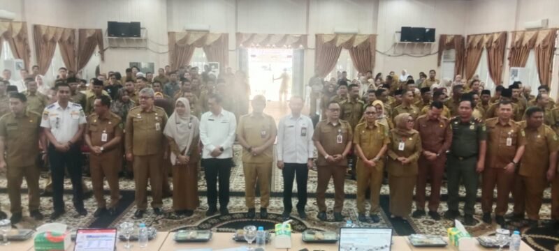 PESERTA SOSIALISASI: Sekretaris Daerah Kabupaten Rokan Hilir, H. Sarman Syahroni, S.T., M.IP., bersama jajaran Forkopimda, pejabat Pemkab Rohil, narasumber BPKP dan DJP Riau, serta para Datuk dan Datin Penghulu se-Kabupaten Rokan Hilir berfoto bersama pada kegiatan Sosialisasi Pemanfaatan Aplikasi Siskeudes Tahun 2026.