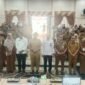 PESERTA SOSIALISASI: Sekretaris Daerah Kabupaten Rokan Hilir, H. Sarman Syahroni, S.T., M.IP., bersama jajaran Forkopimda, pejabat Pemkab Rohil, narasumber BPKP dan DJP Riau, serta para Datuk dan Datin Penghulu se-Kabupaten Rokan Hilir berfoto bersama pada kegiatan Sosialisasi Pemanfaatan Aplikasi Siskeudes Tahun 2026.