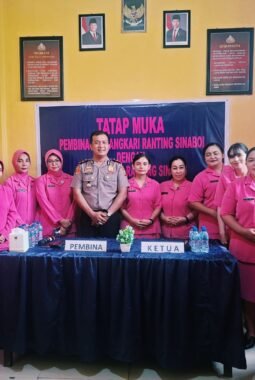Sinergi dan Peduli Lingkungan, Pembina Bhayangkari Ranting Sinaboi Gelar Tatap Muka dan Aksi Green Policing