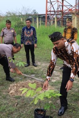 Green Policing — Polres Rohil Tanam Pohon, Wujud Kepedulian Terhadap Kelestarian Lingkungan