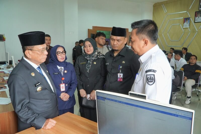 Percepat Digitalisasi Birokrasi, Bupati Rohil Tinjau Perekaman TTE PPPK Paruh Waktu 
